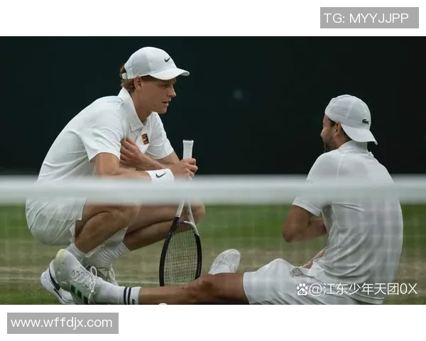 足球球星受伤流血瞬间引发场上紧张气氛比赛暂停医护人员紧急处理